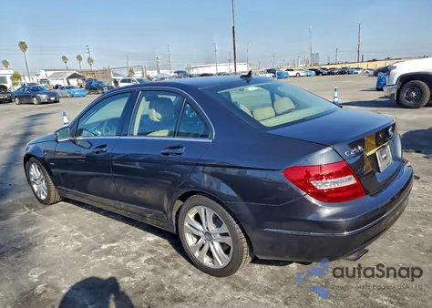 2012 Mercedes-Benz C 250 z USA, uszkodzony, nr VIN WDDGF4HB6CR224065